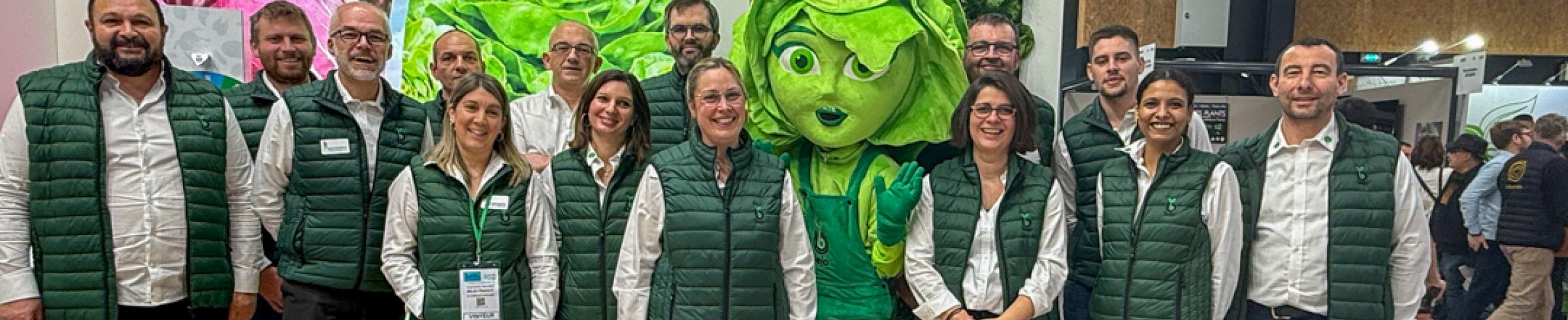 Photo de groupe de l’équipe Bejo France sur le stand dédié à la salade au Sival 2026 à Angers, devant le mur à salade.