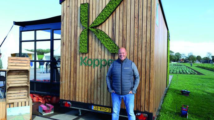 Présentation d'un employé Koppert devant son véhicule 